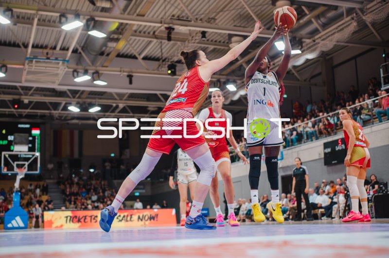 Alexis Peterson (#1; Deutschland) beim Wurf gegen Franka Emília Tóth (#24; Hungary)