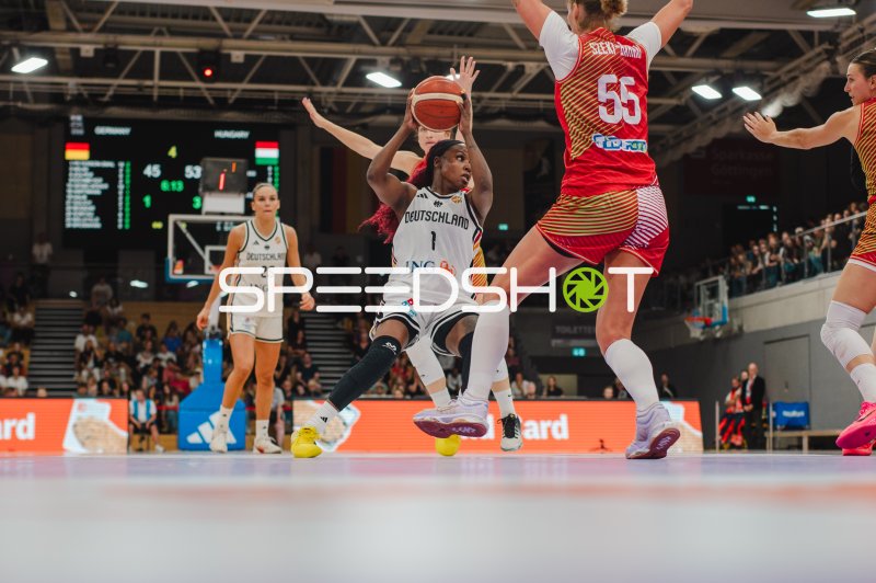 Alexis Peterson (#1; Deutschland) im Angriff gegen Judit Széki-Barnai (#55; Hungary)