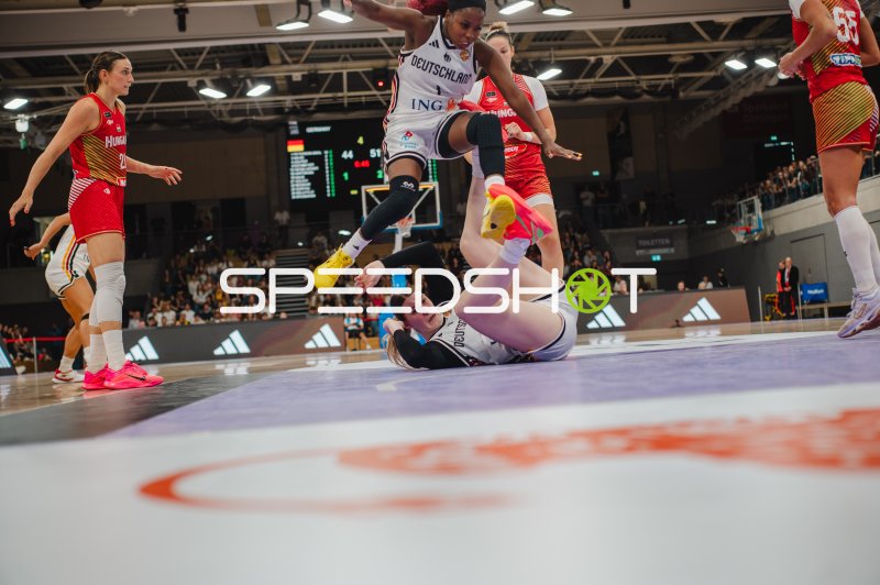 Alexis Peterson (#1; Deutschland) im intensiven Zweikampf gegen Hungary