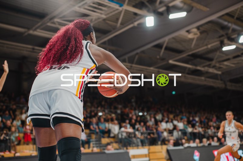 Deutschland A-Natio Damen mit Ball in der Sparkassen-Arena Göttingen