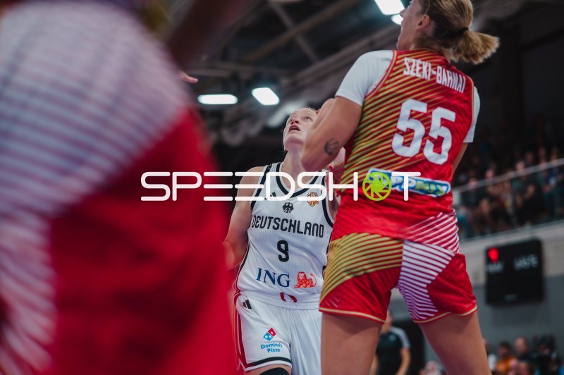 Emma Eichmeyer (#9; Deutschland) im Zweikampf mit Judit Széki-Barnai (#55; Hungary)