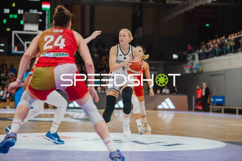 Emma Eichmeyer (#9; Deutschland) im Angriff gegen Franka Emília Tóth (#24; Ungarn)