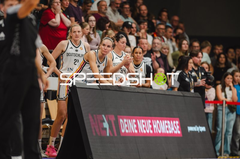 Marie Gülich (#21) und Clara Bielefeld (#25) verfolgen das Spielgeschehen von der Seitenlinie