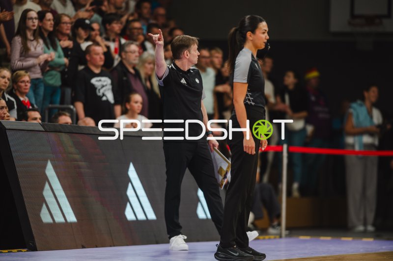 Bundestrainerin und Spielerin an der Seitenlinie beim Deutschland-Spiel