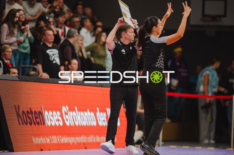Trainer und Spielerin an der Seitenlinie beim Basketball-Länderspiel