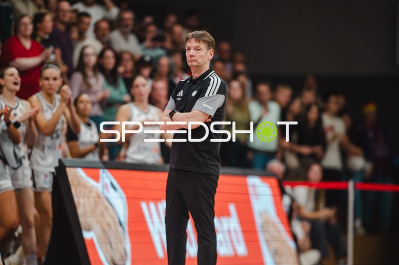Trainer Deutschland Damen Basketball beobachtet das Spiel in Göttingen