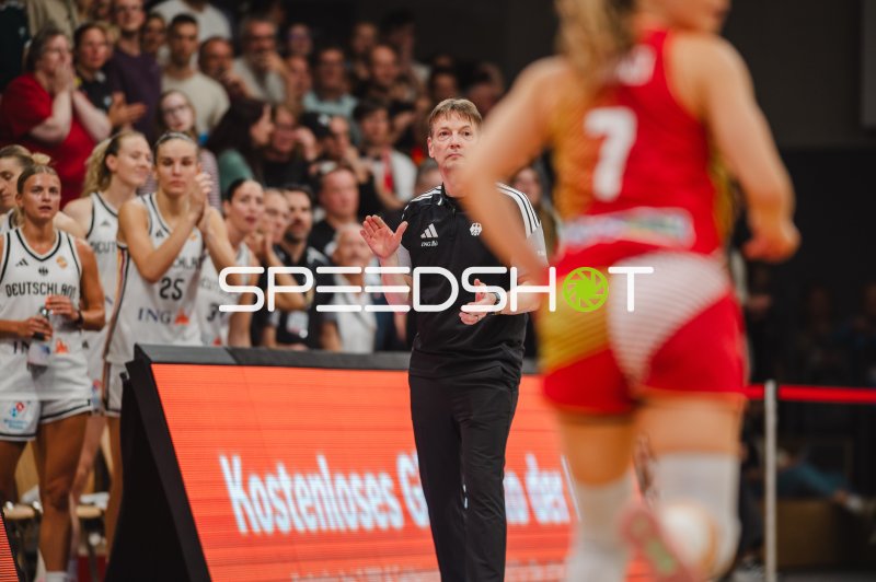 Alexandra Wilke (#3; Deutschland A-Natio DamenBB 2026) und Trainer an der Seitenlinie