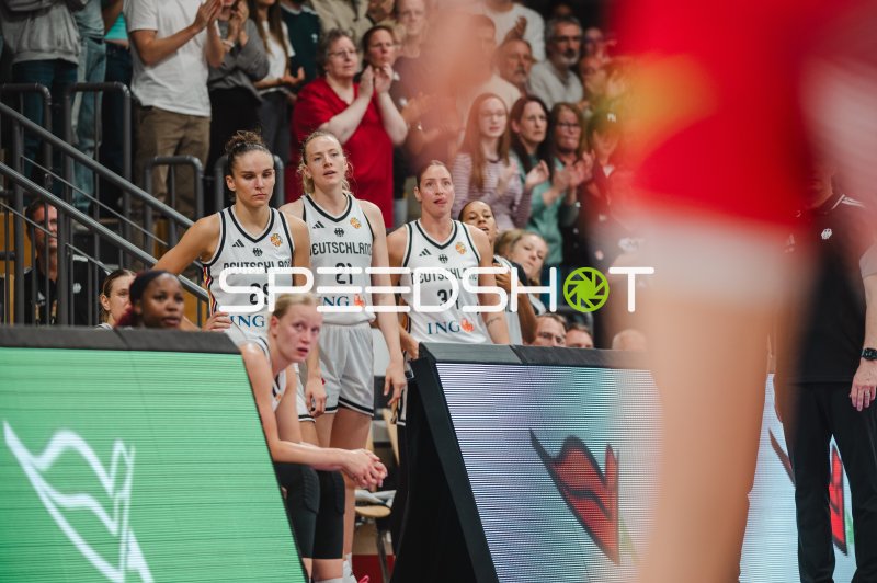 Clara Bielefeld (#25) und Marie Gülich (#21) an der Seitenlinie für Deutschland
