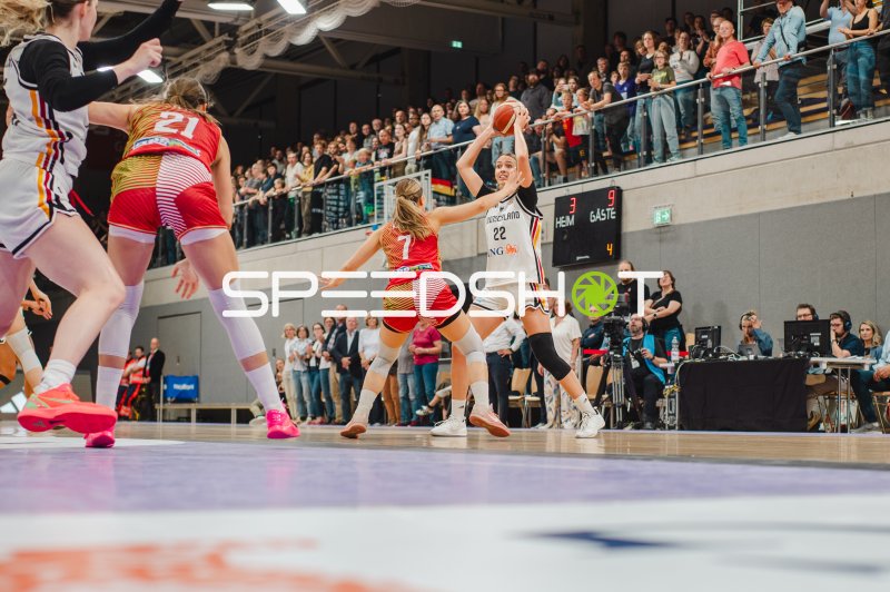 Emily Bessoir (#22; Deutschland A-Natio DamenBB 2026) beim Wurfversuch