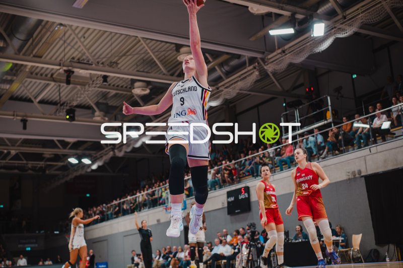 Emma Eichmeyer (#9; Deutschland) beim Layup gegen Ungarn