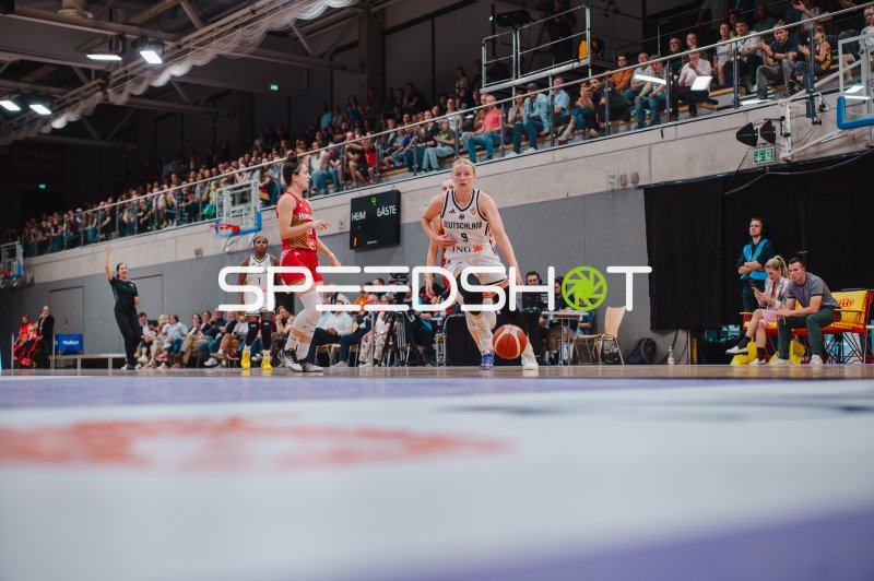 Emma Eichmeyer (#9; Deutschland) beim Dribbling gegen Ungarn
