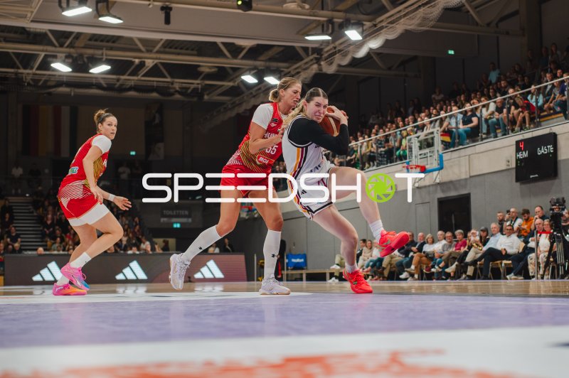 Zweikampf um den Ball zwischen Deutschland und Ungarn in der Sparkassen-Arena