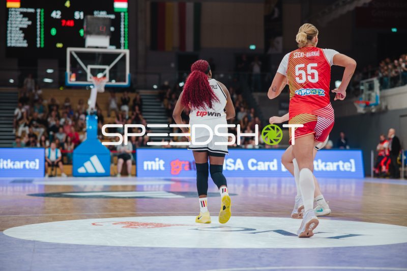 Judit Széki-Barnai (#55; Hungary) und Deutschland-Spielerin im Lauf