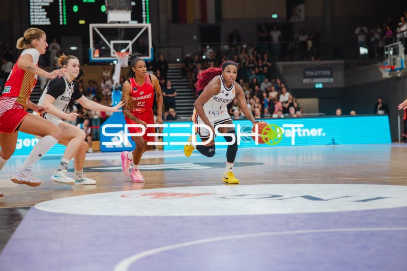 Nyara Sabally (#8; Deutschland) dribbelt am Korb vorbei gegen Hungary