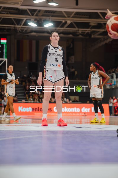 Luisa Geiselsöder (#15; Deutschland A-Natio DamenBB 2026) bei Spielunterbrechung
