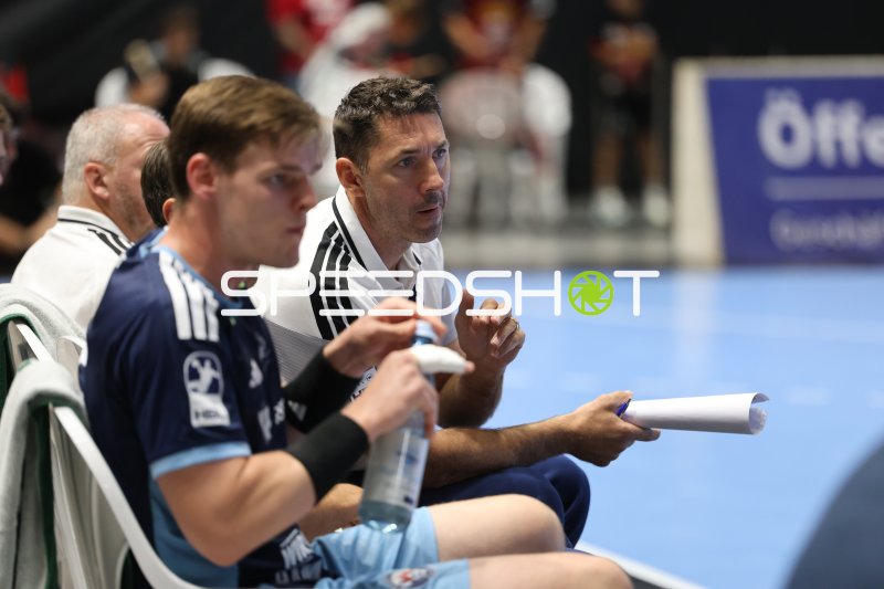 Dominik Axmann (#15; HSV Hamburg) auf der Bank mit Trainer
