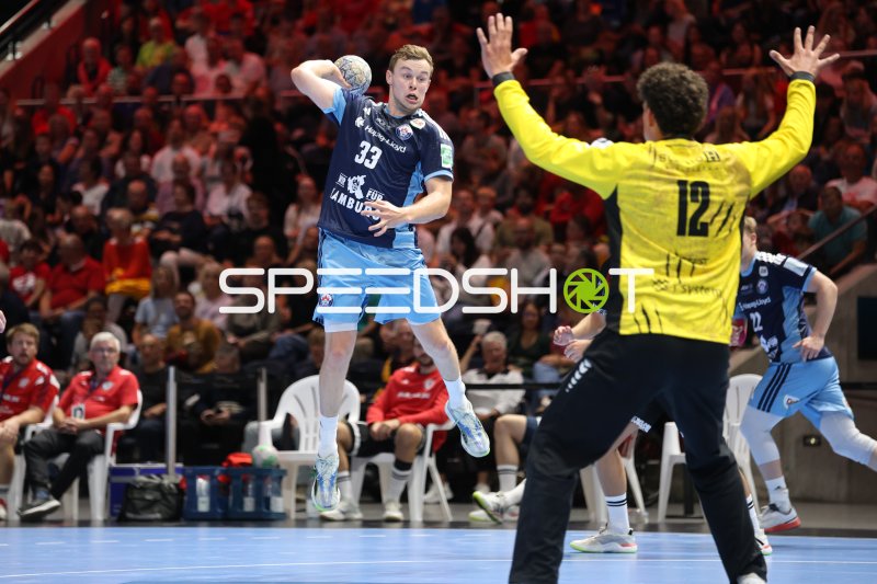 Moritz Sauter (#33; HSV Hamburg) beim Sprungwurf gegen MTV Braunschweig
