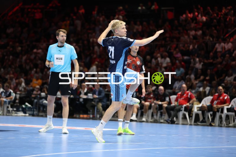 Frederik Bo Andersen (#21; HSV Hamburg) beim Wurf in der Volkswagen Halle