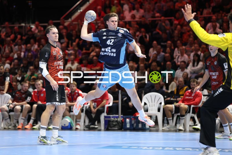 Jan Christian Schmidt (#42; HSV Hamburg) beim Sprungwurf gegen MTV Braunschweig