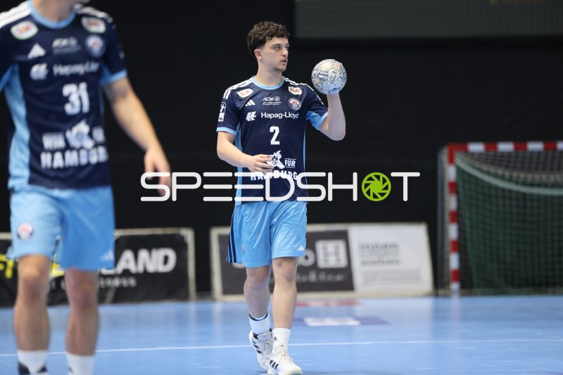 Toma Gadza (#2; HSV Hamburg) mit Ball in der Volkswagen Halle