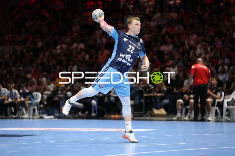 Noah Beyer (#22; HSV Hamburg) beim Wurf in der Volkswagen Halle