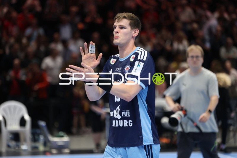 Dominik Axmann (#15; HSV Hamburg) applaudiert in der Volkswagen Halle
