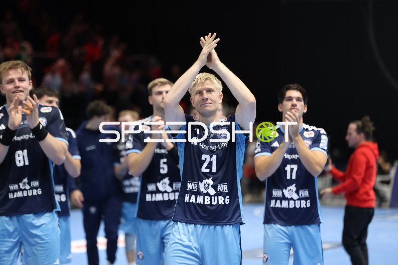 Frederik Bo Andersen (#21; HSV Hamburg) beim Jubel mit dem Team
