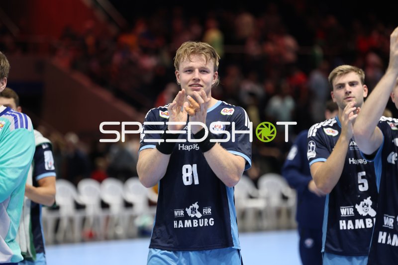 Martin Hovde (#81; HSV Hamburg) und Oliver Norlyk (#5; HSV Hamburg) applaudieren den Fans