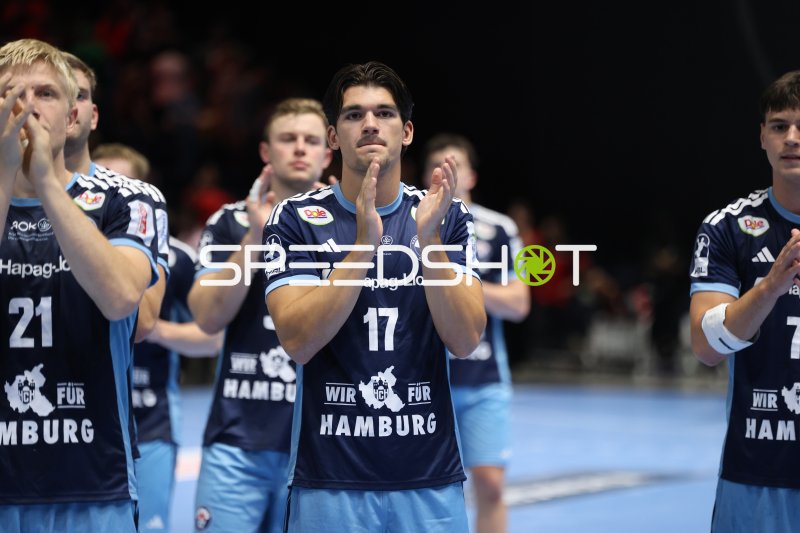 Kaj Geenen (#17; HSV Hamburg) applaudiert mit Teamkollegen nach dem Spiel