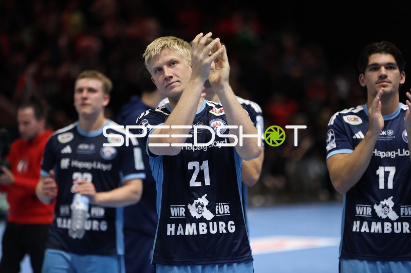 Frederik Bo Andersen (#21; HSV Hamburg) und Kaj Geenen (#17; HSV Hamburg) applaudieren den Fans