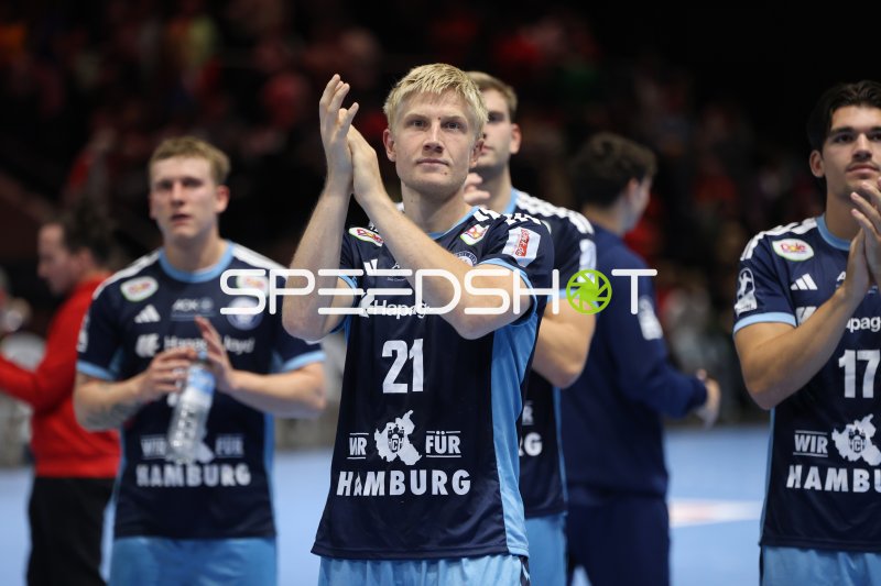 Frederik Bo Andersen (#21; HSV Hamburg) applaudiert den Fans in Braunschweig