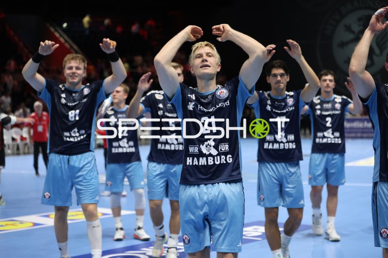 Frederik Bo Andersen (#21; HSV Hamburg) führt Jubelfeier mit Team