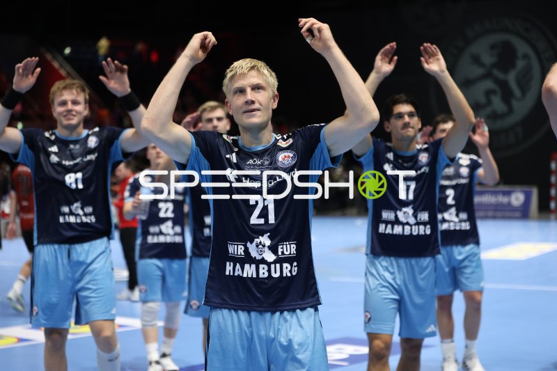 Frederik Bo Andersen (#21; HSV Hamburg) beim Jubel nach dem Sieg