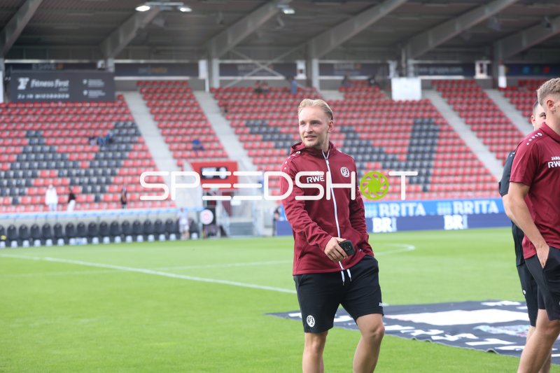 Tony Menzel (Rot-Weiss Essen) beim Einlaufen in der Brita-Arena