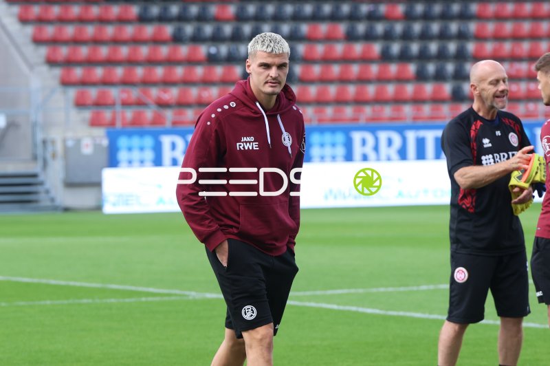 Marek Janssen (Rot-Weiss Essen) beim Aufwärmen in der Brita-Arena