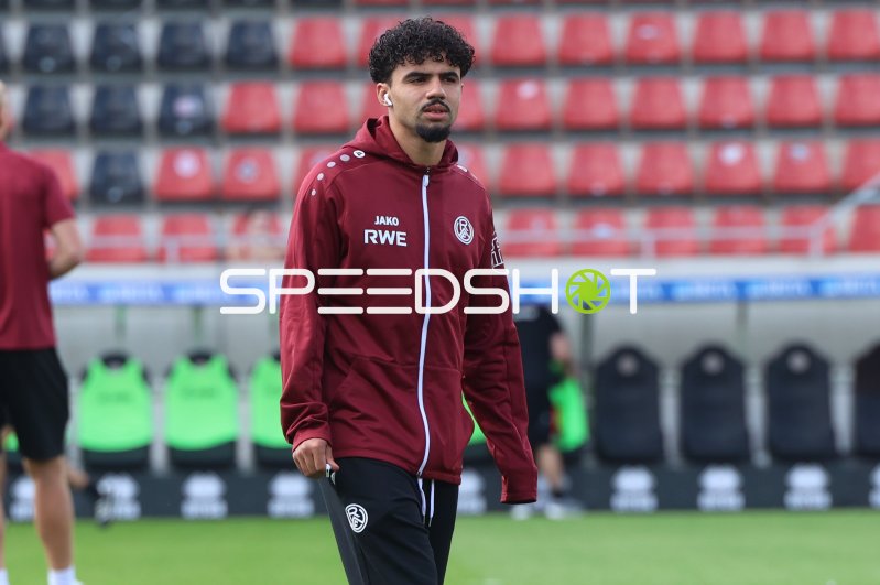 Aiman Dardari (Rot-Weiss Essen) beim Aufwärmen in der Brita-Arena