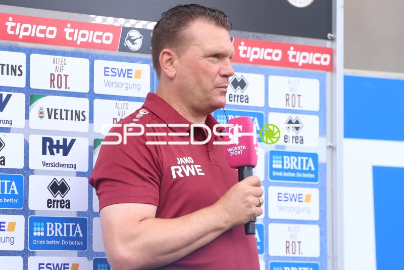 Uwe Koschinat (Rot-Weiss Essen) im Interview in der Brita-Arena