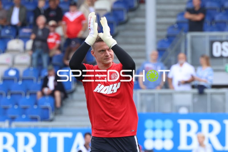 Jakob Golz (#1; Rot-Weiss Essen) applaudiert den Fans in der Brita-Arena