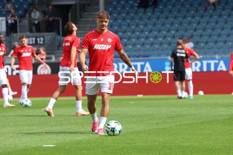 Jannik Hofmann (#37; Rot-Weiss Essen) beim Aufwärmen in der Brita-Arena