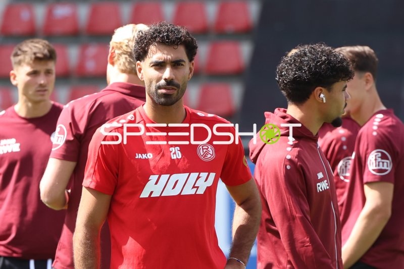 Ekin Çelebi (#26; Rot-Weiss Essen) vor dem Spiel in Wiesbaden
