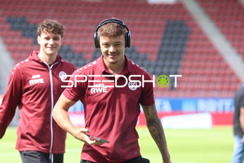 Jannik Hofmann (Rot-Weiss Essen) beim Betreten des Spielfelds