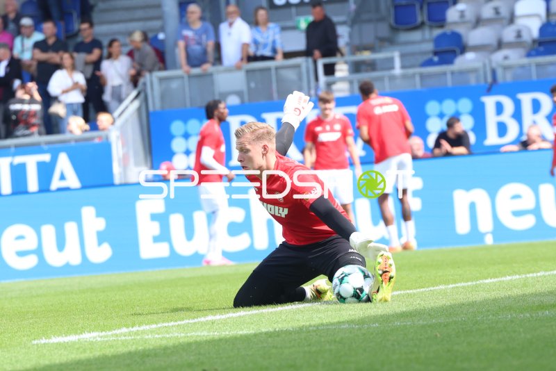 Torwart von Rot-Weiss Essen beim Aufwärmen in der Brita-Arena