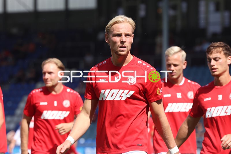 Ben Hüning (#15; Rot-Weiss Essen) und Marvin Obuz beim Aufwärmen in Wiesbaden