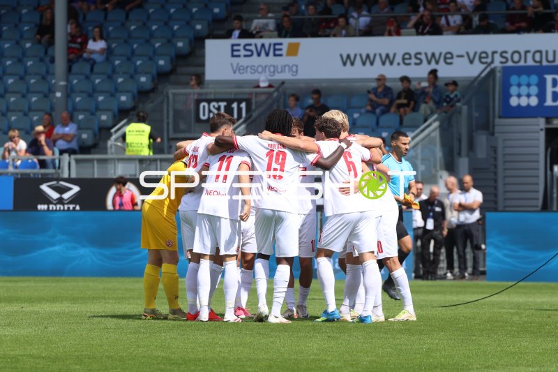 Rot-Weiss Essen beim Mannschaftskreis in der Brita-Arena Wiesbaden