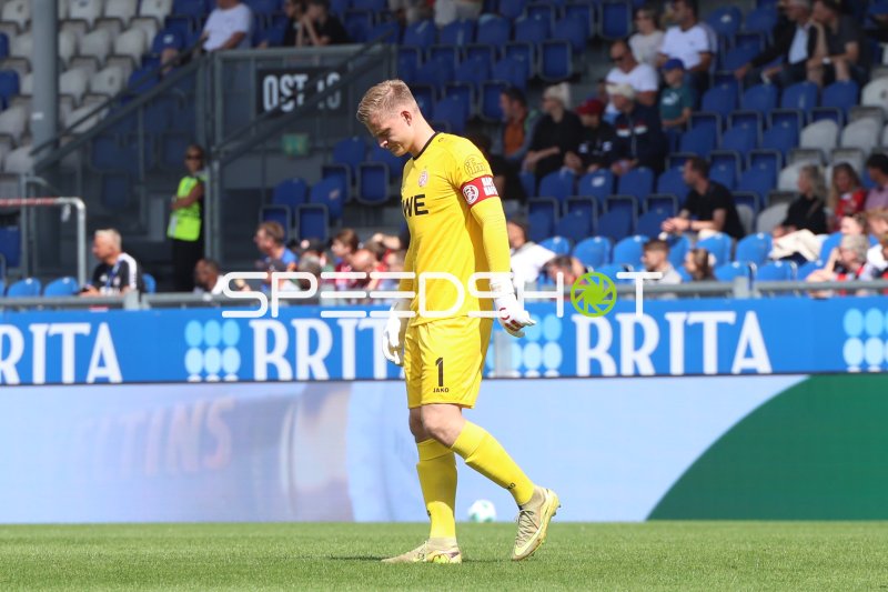 Jakob Golz (#1; Rot-Weiss Essen) mit gesenktem Kopf in der Brita-Arena