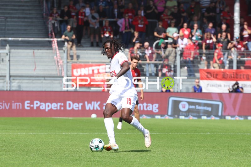 Franci Bouebari (#19; Rot-Weiss Essen) am Ball in der Brita-Arena