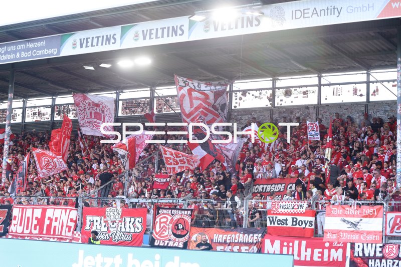 Rot-Weiss Essen Fans in der Brita-Arena Wiesbaden