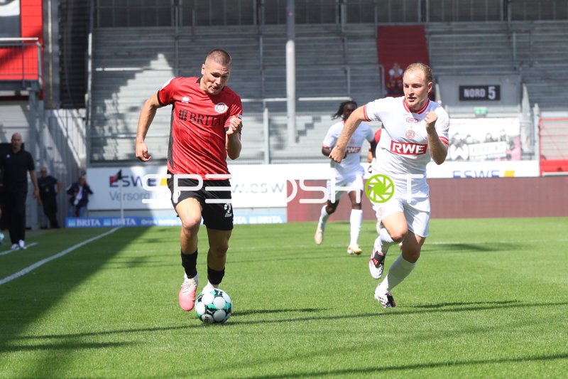 Zweikampf zwischen SV Wehen Wiesbaden und Rot-Weiss Essen in der Brita-Arena