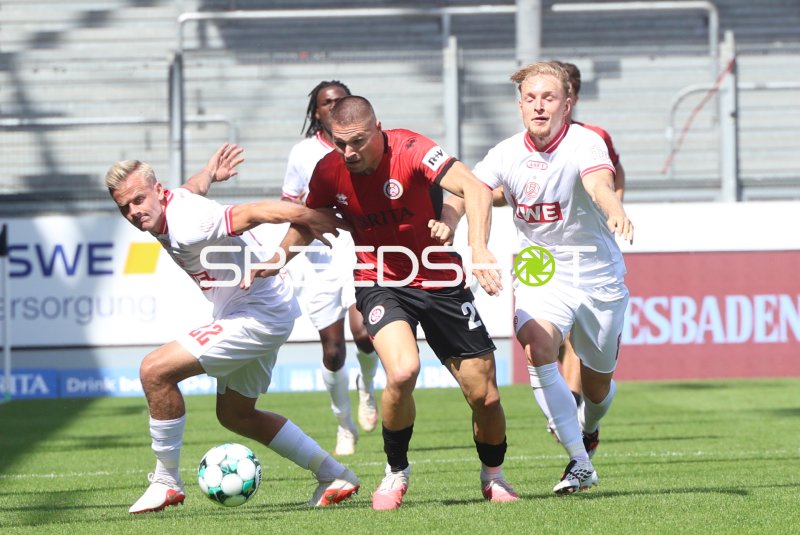 Tony Menzel (Rot-Weiss Essen) im Zweikampf gegen SV Wehen Wiesbaden