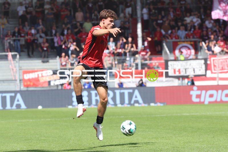 Ben Nink (#17; SV Wehen Wiesbaden) im Ballkontakt
